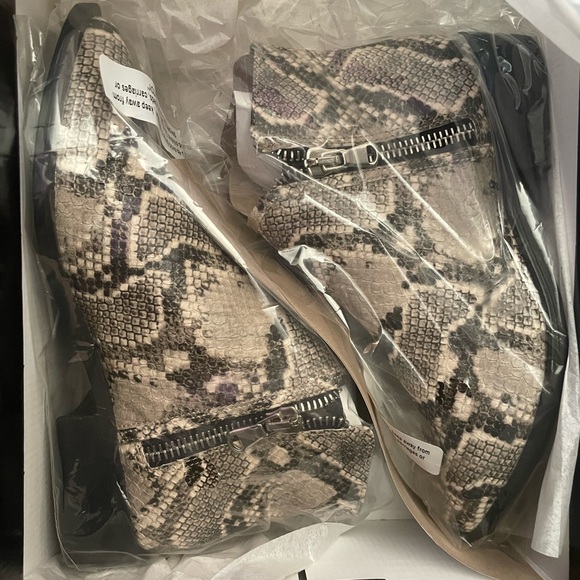 Steve Madden snakeskin booties size 9.5 NIB - Picture 1 of 4